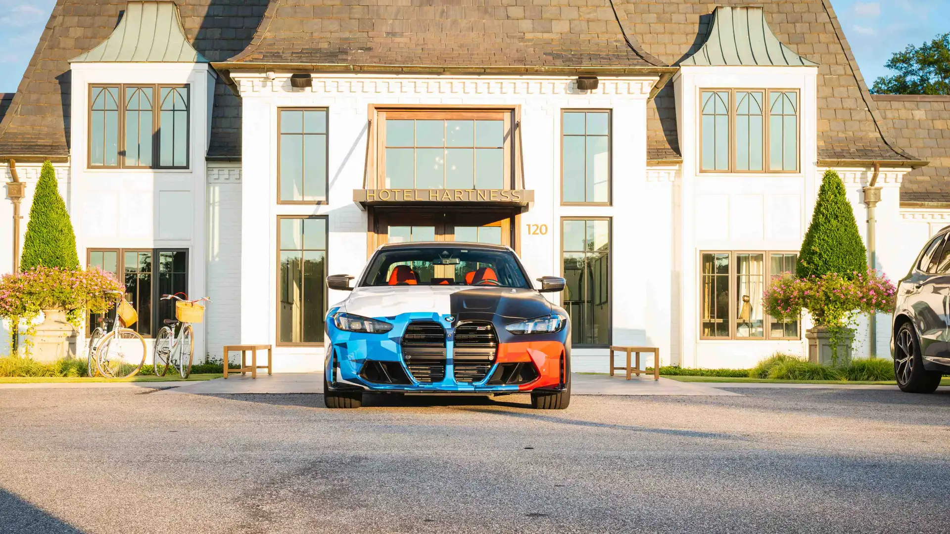 BMW M3 in front of Hotel Hartness